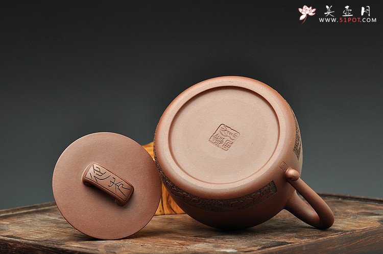 紫砂壶图片：曲峰原创 俊雅挺拔 如意 楚汉遗韵 钱伟刚装饰 紫泥底槽青一对 - 宜兴紫砂壶网