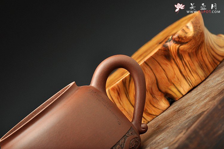 紫砂壶图片：曲峰原创 俊雅挺拔 如意 楚汉遗韵 钱伟刚装饰 紫泥底槽青一对 - 宜兴紫砂壶网