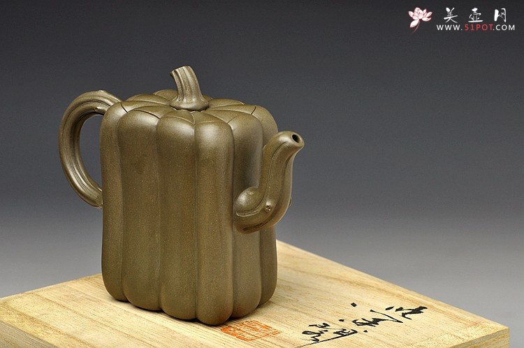 紫砂壶图片：原创作品 绿泥冬瓜 灵巧曼妙 贴叶精湛 孙伟强张新亚合作 - 宜兴紫砂壶网