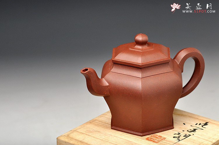 紫砂壶图片：厚重大气 线条优美 经典代表作 全手六方宫灯 - 宜兴紫砂壶网