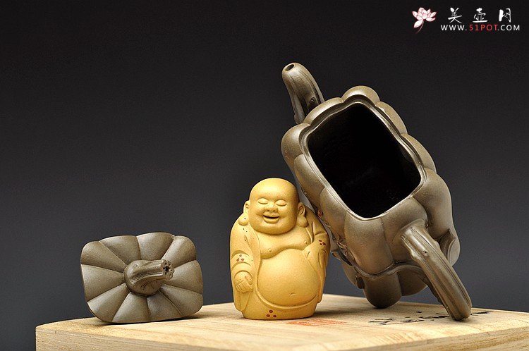 紫砂壶图片：原创作品 绿泥冬瓜 灵巧曼妙 贴叶精湛 孙伟强张新亚合作 - 宜兴紫砂壶网