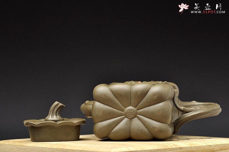 紫砂壶图片：原创作品 绿泥冬瓜 灵巧曼妙 贴叶精湛 孙伟强张新亚合作 - 宜兴紫砂壶网