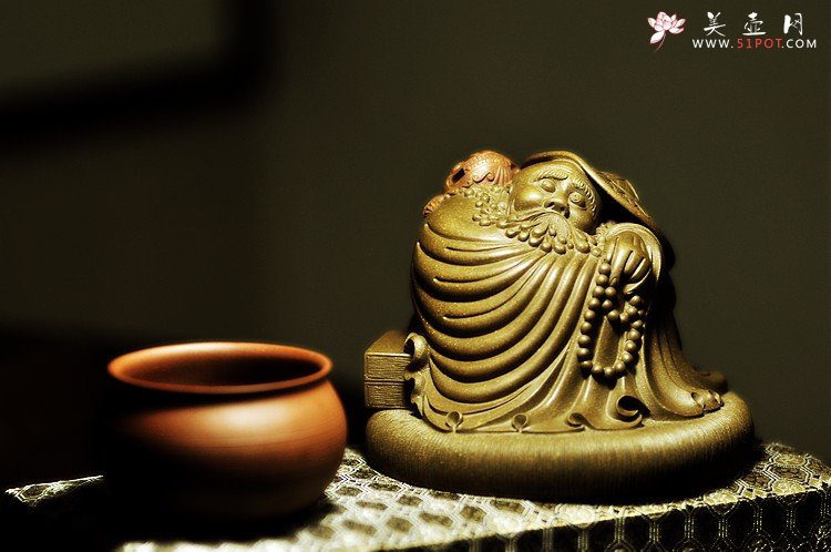 紫砂壶图片：古铜泥 凌爱军 达摩 获奖精品 衣纹和表情都惟妙惟肖 - 宜兴紫砂壶网