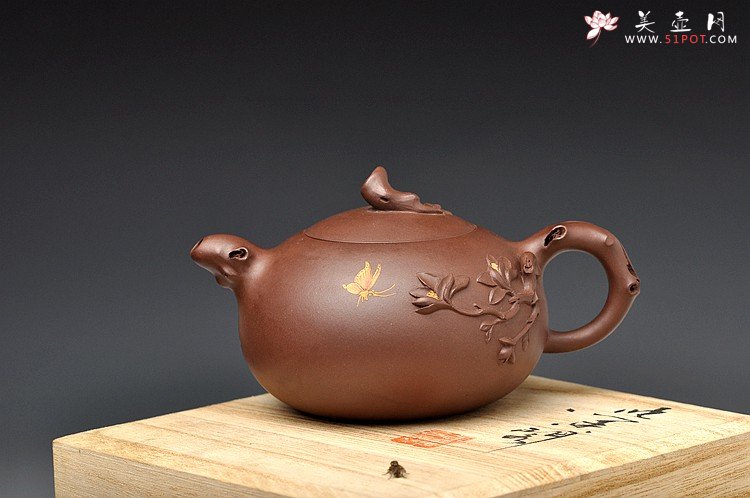 紫砂壶图片：实用花货 泥绘蝴蝶 玉兰相伴 蝶恋花 - 宜兴紫砂壶网
