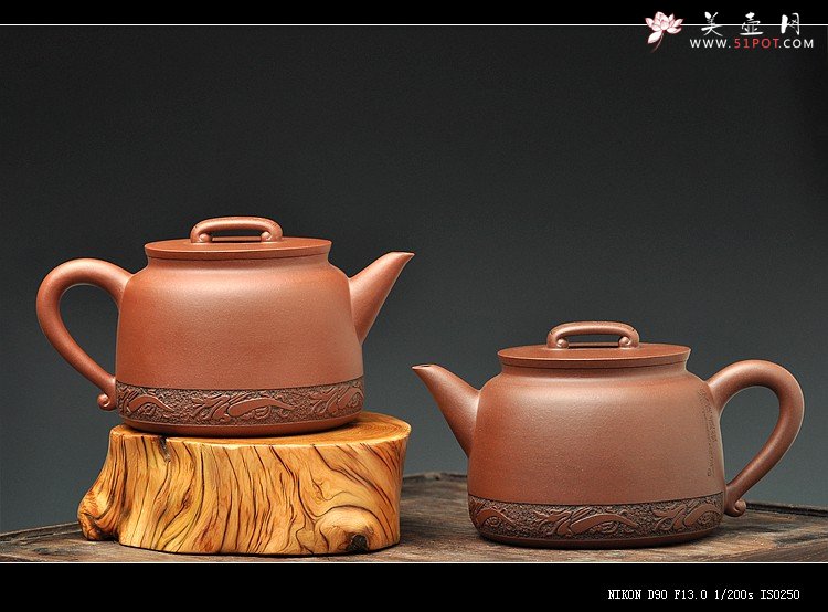 紫砂壶图片：曲峰原创 俊雅挺拔 如意 楚汉遗韵 钱伟刚装饰 紫泥底槽青一对 - 宜兴紫砂壶网