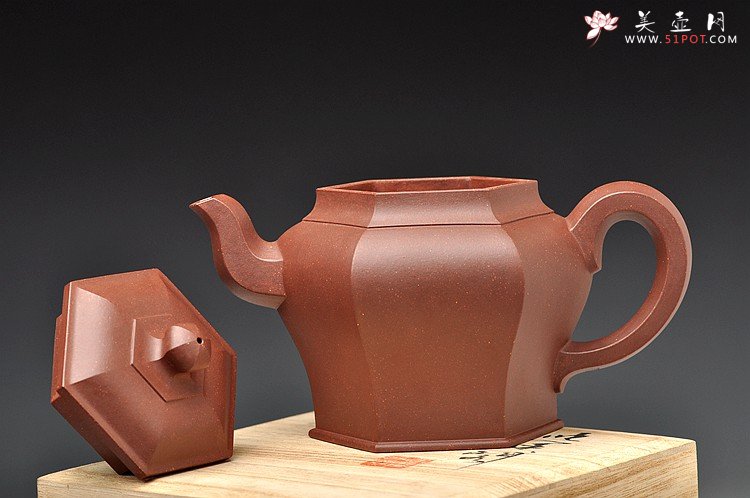 紫砂壶图片：厚重大气 线条优美 经典代表作 全手六方宫灯 - 宜兴紫砂壶网