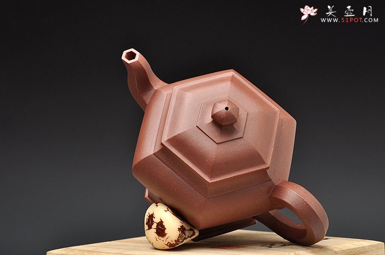 紫砂壶图片：厚重大气 线条优美 经典代表作 全手六方宫灯 - 宜兴紫砂壶网