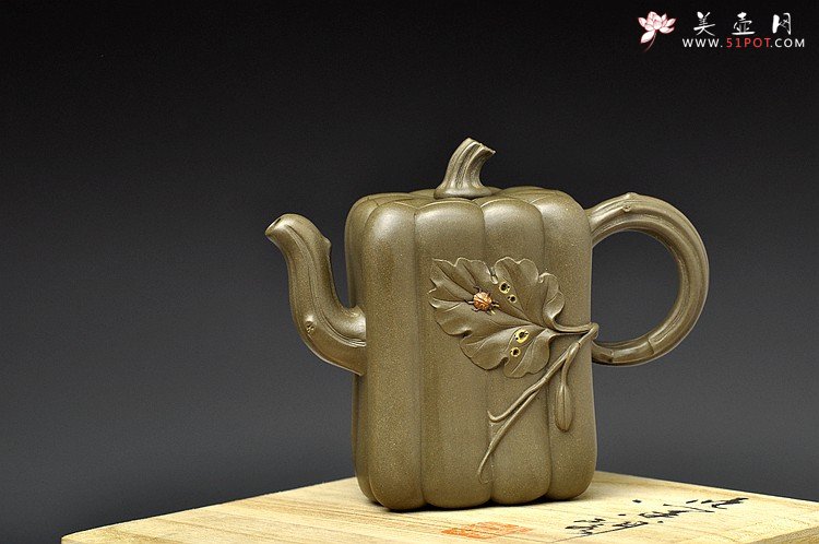 紫砂壶图片：原创作品 绿泥冬瓜 灵巧曼妙 贴叶精湛 孙伟强张新亚合作 - 宜兴紫砂壶网