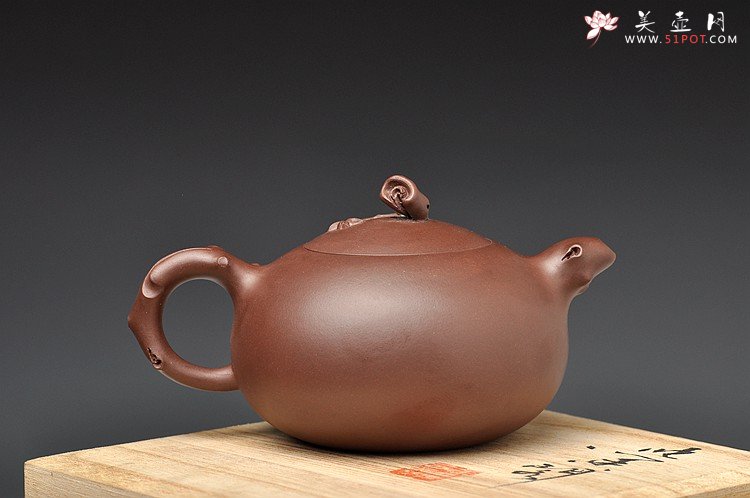 紫砂壶图片：实用花货 泥绘蝴蝶 玉兰相伴 蝶恋花 - 宜兴紫砂壶网