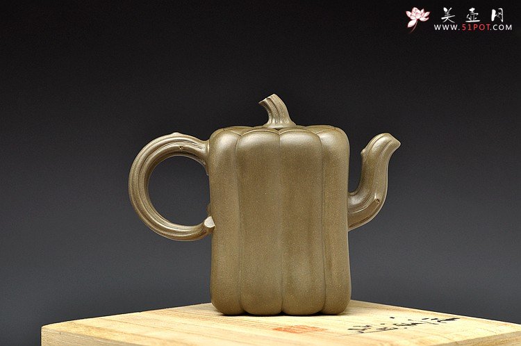 紫砂壶图片：原创作品 绿泥冬瓜 灵巧曼妙 贴叶精湛 孙伟强张新亚合作 - 宜兴紫砂壶网