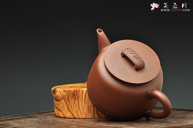 紫砂壶图片：曲峰原创 俊雅挺拔 如意 楚汉遗韵 钱伟刚装饰 紫泥底槽青一对 - 宜兴紫砂壶网