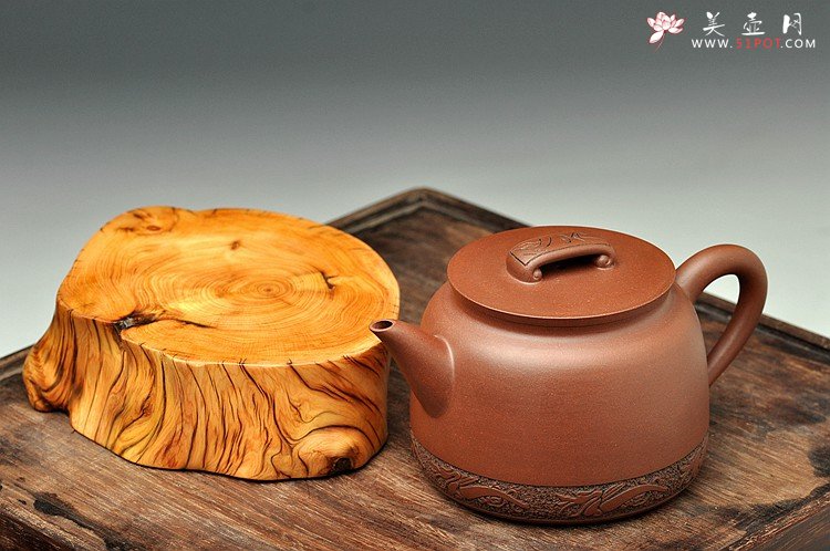 紫砂壶图片：曲峰原创 俊雅挺拔 如意 楚汉遗韵 钱伟刚装饰 紫泥底槽青一对 - 宜兴紫砂壶网