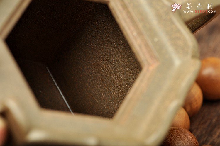 紫砂壶图片：庄严肃穆砂中佛 青灰段砂 老味具显 大僧帽 - 宜兴紫砂壶网