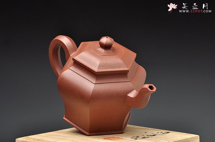 紫砂壶图片：厚重大气 线条优美 经典代表作 全手六方宫灯 - 宜兴紫砂壶网