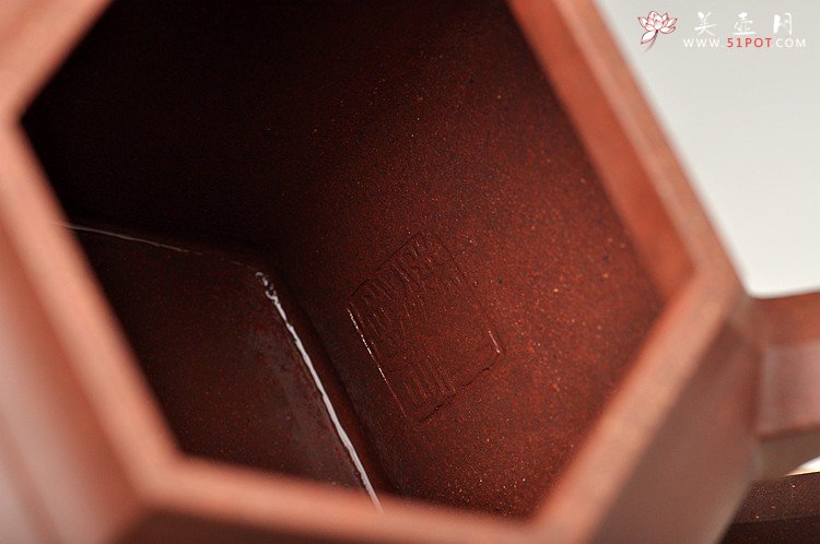 紫砂壶图片：厚重大气 线条优美 经典代表作 全手六方宫灯 - 宜兴紫砂壶网