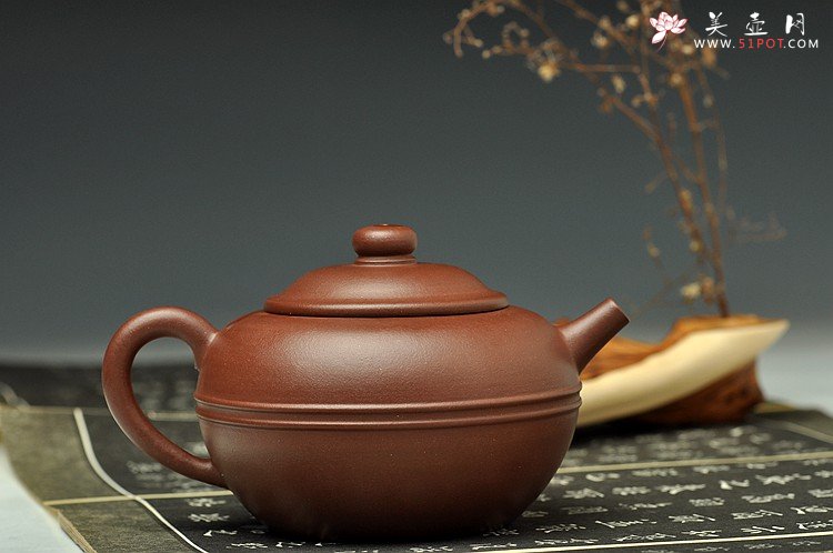 紫砂壶图片：陈腐老紫泥 全手小腰线 单片折肩 明清遗风 - 宜兴紫砂壶网