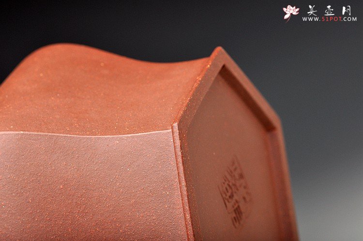 紫砂壶图片：厚重大气 线条优美 经典代表作 全手六方宫灯 - 宜兴紫砂壶网