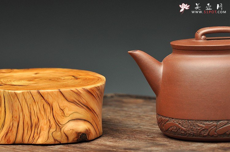 紫砂壶图片：曲峰原创 俊雅挺拔 如意 楚汉遗韵 钱伟刚装饰 紫泥底槽青一对 - 宜兴紫砂壶网