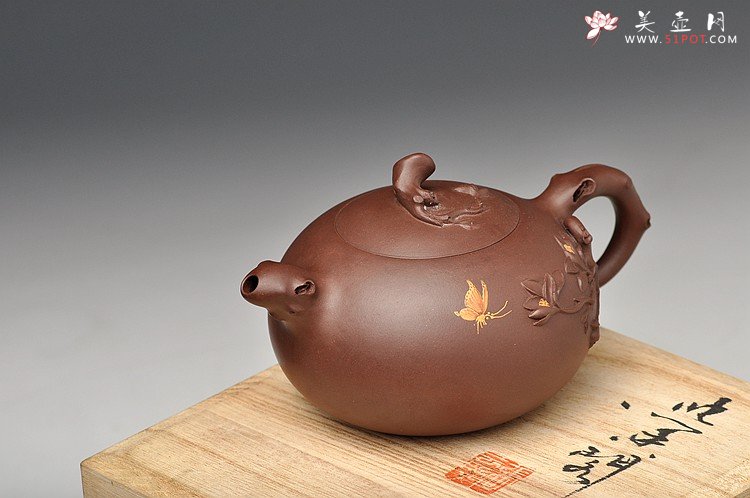 紫砂壶图片：实用花货 泥绘蝴蝶 玉兰相伴 蝶恋花 - 宜兴紫砂壶网