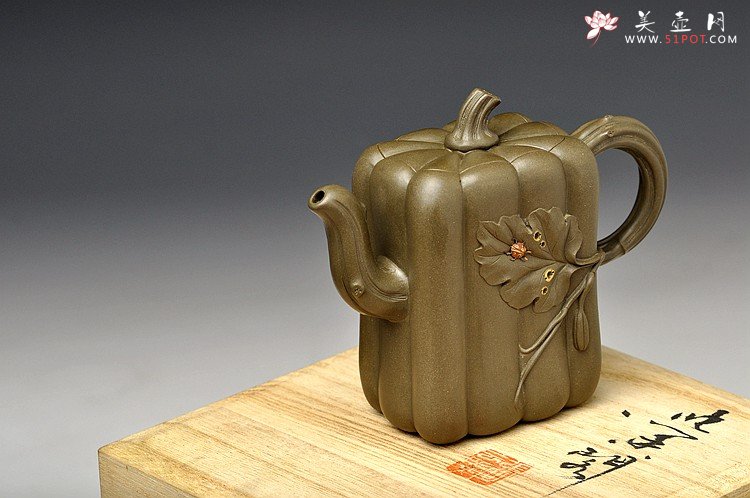 紫砂壶图片：原创作品 绿泥冬瓜 灵巧曼妙 贴叶精湛 孙伟强张新亚合作 - 宜兴紫砂壶网