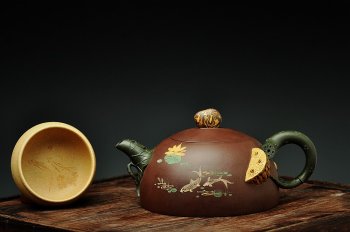 紫砂壶图片：崔巍健最新原创作品  荷塘月色 鱼戏莲叶东鱼戏莲叶西o(∩_∩)o  - 宜兴紫砂壶网