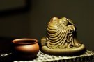 紫砂壶图片：古铜泥 凌爱军 达摩 获奖精品 衣纹和表情都惟妙惟肖 - 宜兴紫砂壶网