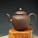 紫砂壶图片：挺拔俊秀 做工精致  全手筋囊佳器 金瓜 - 宜兴紫砂壶网