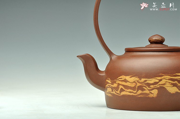 紫砂壶图片：闵祥君癸巳年扛鼎之作 全手超大品大彬提梁 通透绞泥之行云流水 动感十足 - 宜兴紫砂壶网