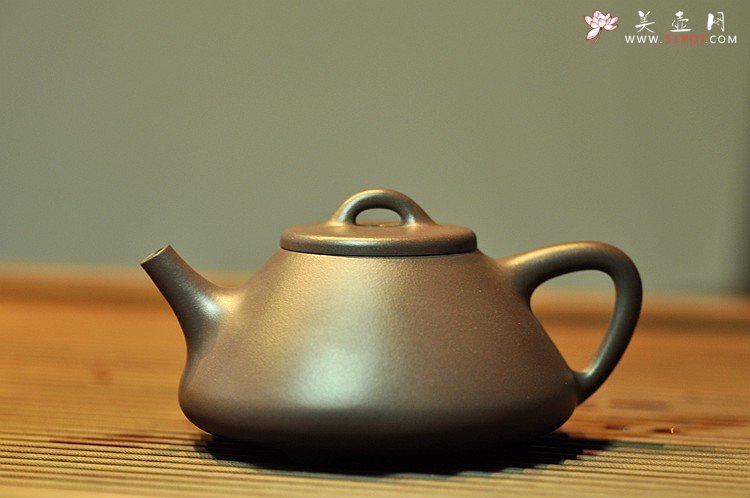 紫砂壶图片：挺拔俊秀 经典耐品 茶盘尤物~ 紫茄泥全手子冶石瓢 - 宜兴紫砂壶网