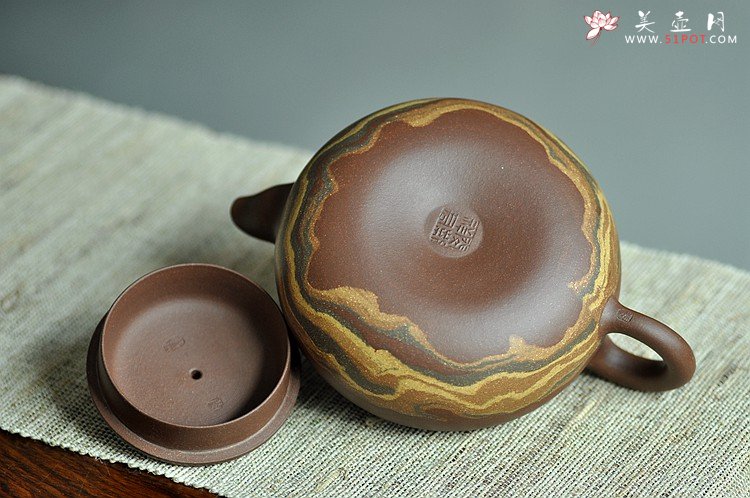 紫砂壶图片：国工师闵祥君近作 通透绞泥 大气厚重 大茄段  - 宜兴紫砂壶网