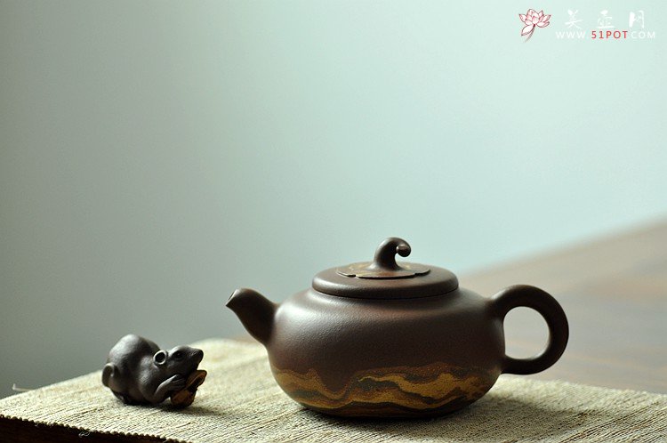 紫砂壶图片：国工师闵祥君近作 通透绞泥 大气厚重 大茄段  - 宜兴紫砂壶网