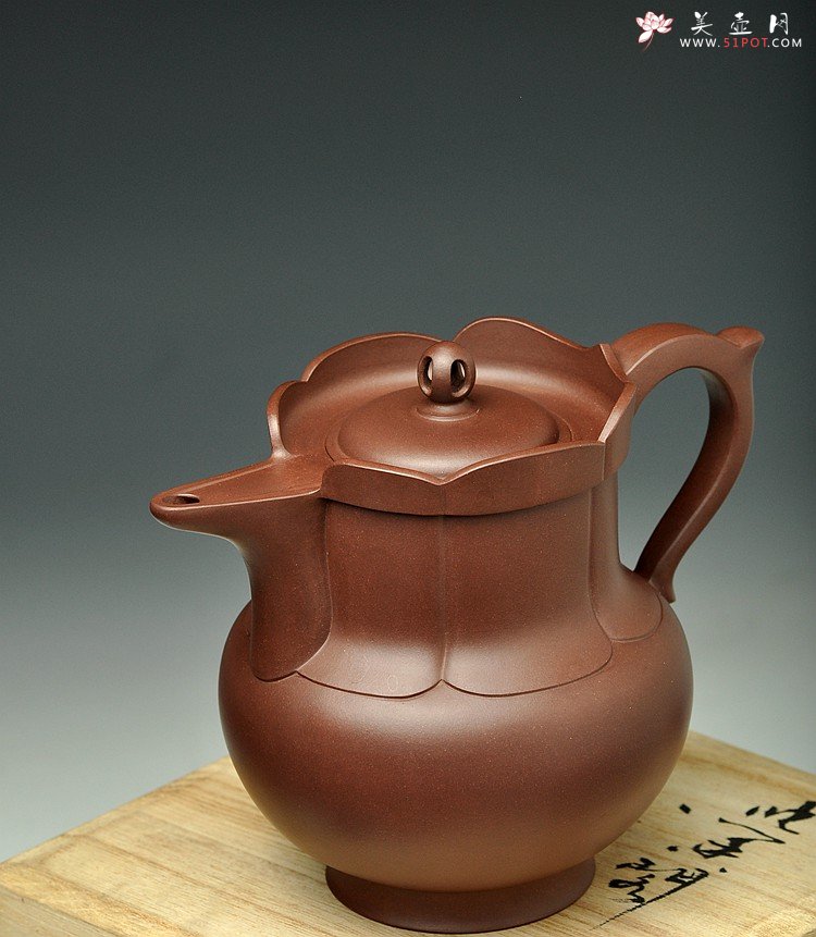 紫砂壶图片：挺拔俊秀  全手莲花僧帽 精工佳作 嵌盖 - 宜兴紫砂壶网