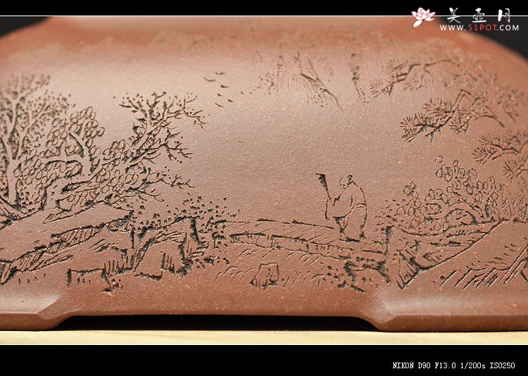 紫砂壶图片：邵雪群精心装饰通景山水  全手福临四方 温润敦厚 - 宜兴紫砂壶网