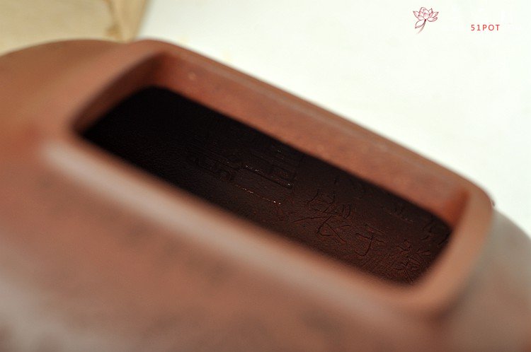 紫砂壶图片：邵雪群精心装饰通景山水  全手福临四方 温润敦厚 - 宜兴紫砂壶网