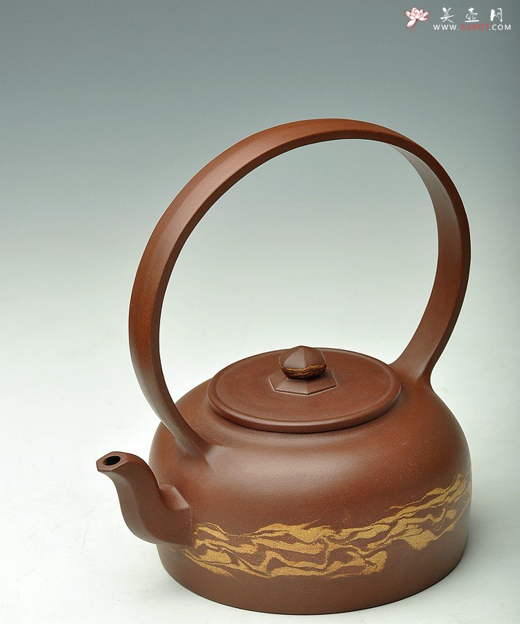 紫砂壶图片：闵祥君癸巳年扛鼎之作 全手超大品大彬提梁 通透绞泥之行云流水 动感十足 - 宜兴紫砂壶网