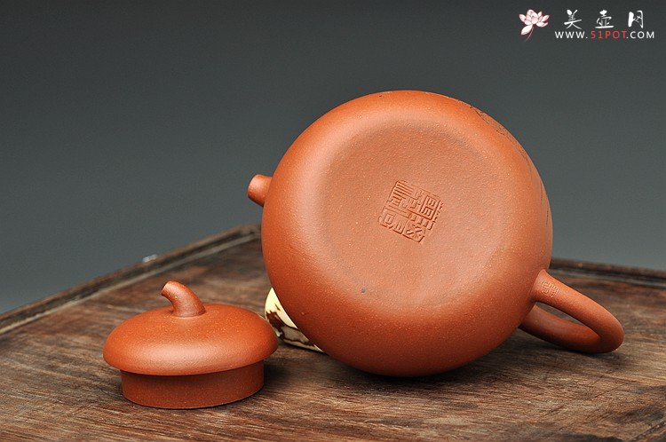 紫砂壶图片：任备安款 全手茄段 造型舒服 工笔装饰 细刻入丝  - 宜兴紫砂壶网