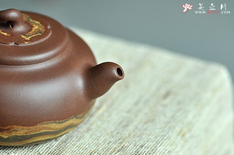 紫砂壶图片：国工师闵祥君近作 通透绞泥 大气厚重 大茄段  - 宜兴紫砂壶网