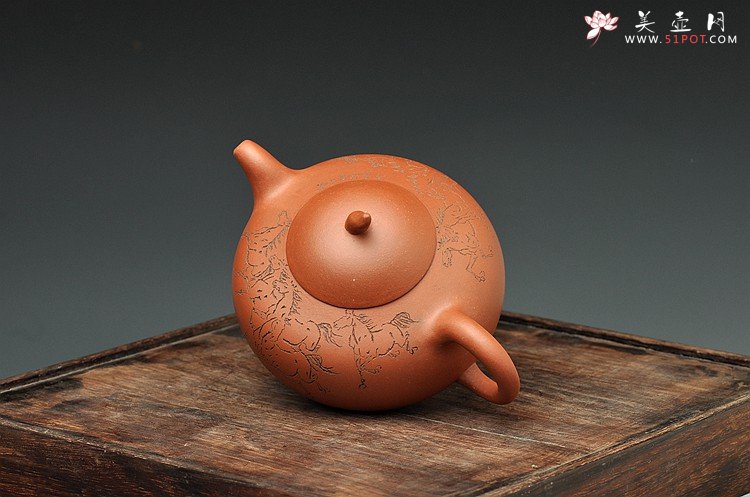 紫砂壶图片：壶型传统  端庄大方  全手曼生匏瓜壶 八骏图 - 宜兴紫砂壶网