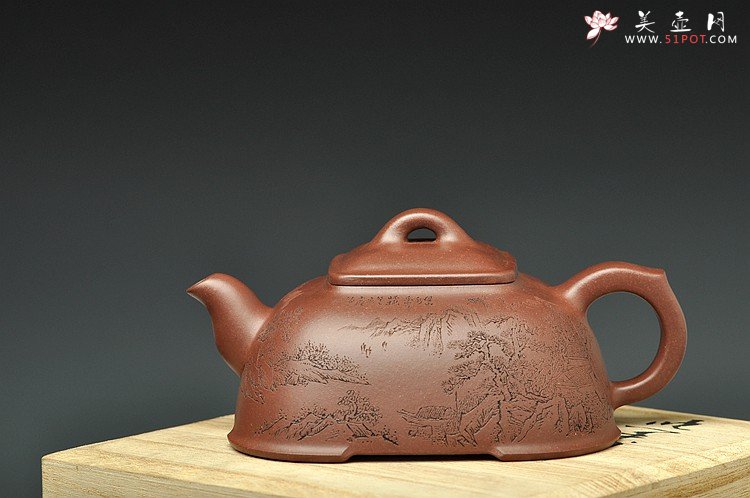 紫砂壶图片：邵雪群精心装饰通景山水  全手福临四方 温润敦厚 - 宜兴紫砂壶网