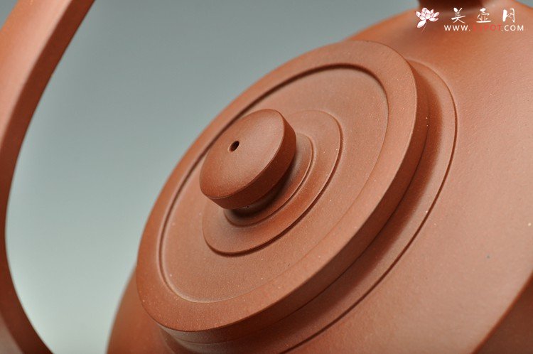 紫砂壶图片：曲峰秋冬新作 国宝器形之提璧 形神兼备 气韵流畅 老红皮龙仅此一件 - 宜兴紫砂壶网