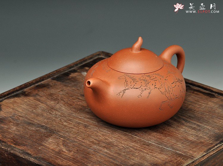 紫砂壶图片：壶型传统  端庄大方  全手曼生匏瓜壶 八骏图 - 宜兴紫砂壶网
