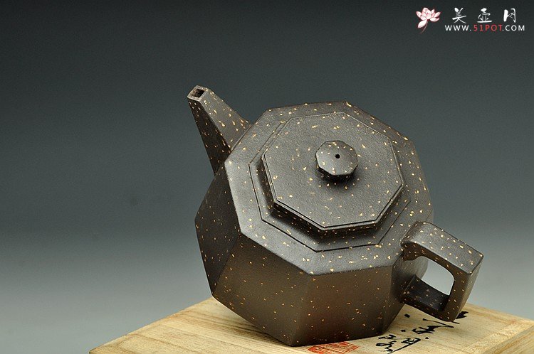 紫砂壶图片：史金妹晋级工艺师原款作品 全手工聚福八方 铺砂迷人 - 宜兴紫砂壶网