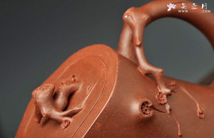 紫砂壶图片：单志萍最新力作 风韵十足 全手道洪梅桩 铁骨柔情 - 宜兴紫砂壶网