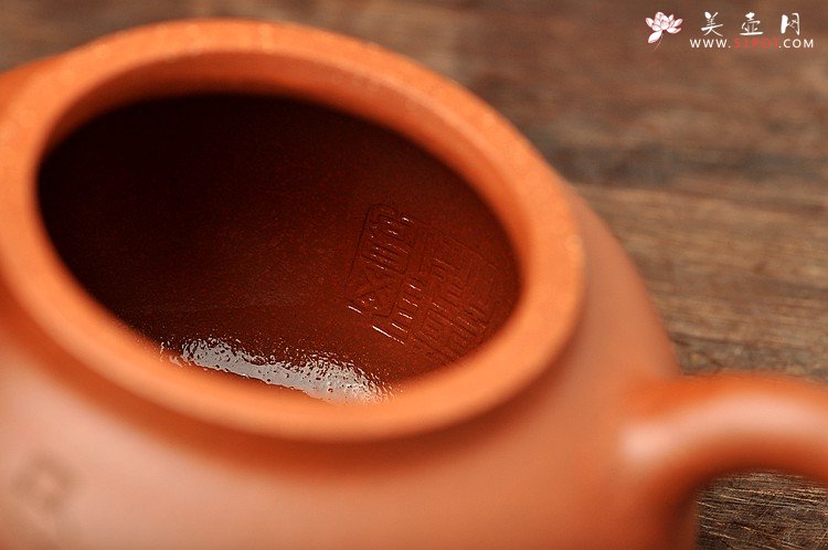 紫砂壶图片：任备安款 全手茄段 造型舒服 工笔装饰 细刻入丝  - 宜兴紫砂壶网