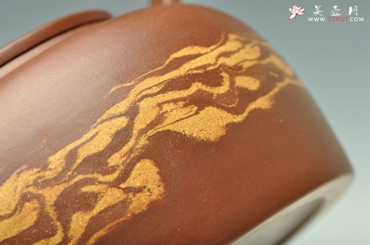 紫砂壶图片：闵祥君癸巳年扛鼎之作 全手超大品大彬提梁 通透绞泥之行云流水 动感十足 - 宜兴紫砂壶网