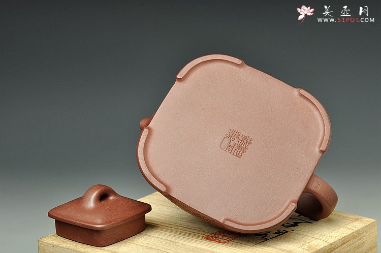 紫砂壶图片：邵雪群精心装饰通景山水  全手福临四方 温润敦厚 - 宜兴紫砂壶网