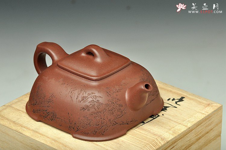 紫砂壶图片：邵雪群精心装饰通景山水  全手福临四方 温润敦厚 - 宜兴紫砂壶网