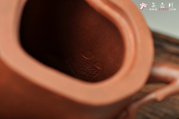 紫砂壶图片：单志萍最新力作 风韵十足 全手道洪梅桩 铁骨柔情 - 宜兴紫砂壶网