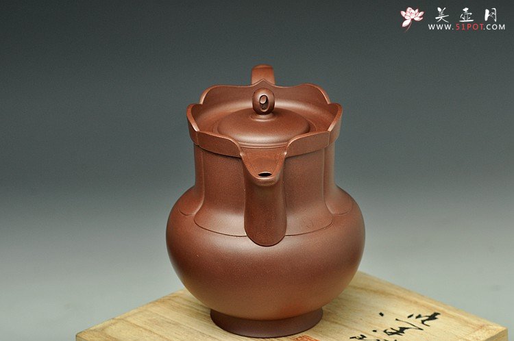 紫砂壶图片：挺拔俊秀  全手莲花僧帽 精工佳作 嵌盖 - 宜兴紫砂壶网