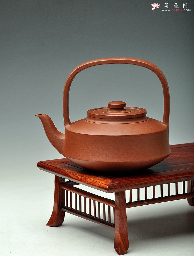 紫砂壶图片：曲峰秋冬新作 国宝器形之提璧 形神兼备 气韵流畅 老红皮龙仅此一件 - 宜兴紫砂壶网